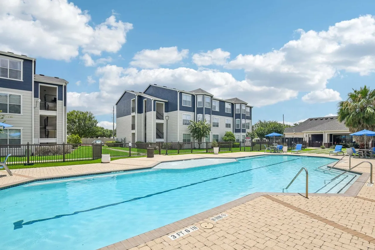 Resort-style Swimming Pool