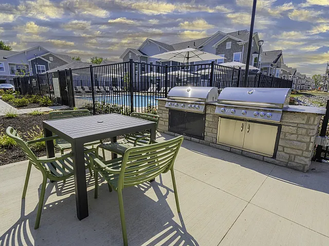 Outdoor Kitchen & Grills