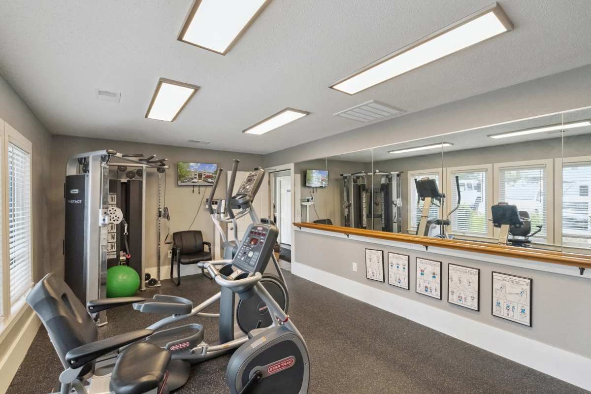 Fitness center at Dulles Center Apartments in Herndon, Virginia