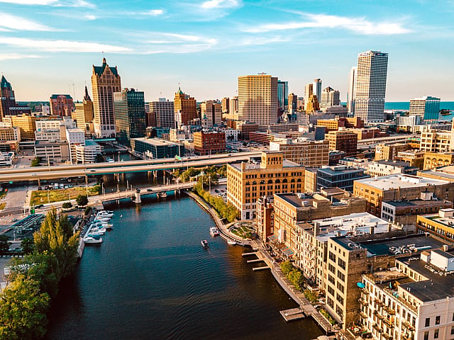 milwaukee skyline aerial