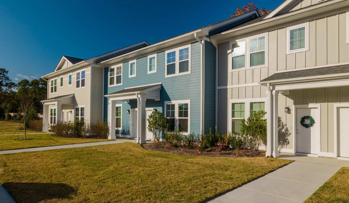 Exterior view of front of the building and landscaping at Riverwood Apartments in Wilmington, North Carolina