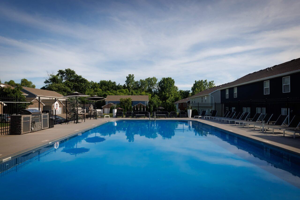 sparkling pool the row apartments near mizzou